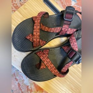 Womens size 7.5 Chaco pink and black Sandals